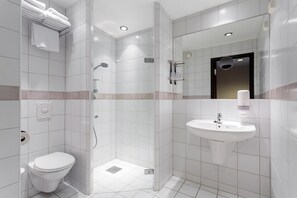 Eco-friendly toiletries, hair dryer, towels - Aiden by Best Western Haugesund Airport (Karmoy)