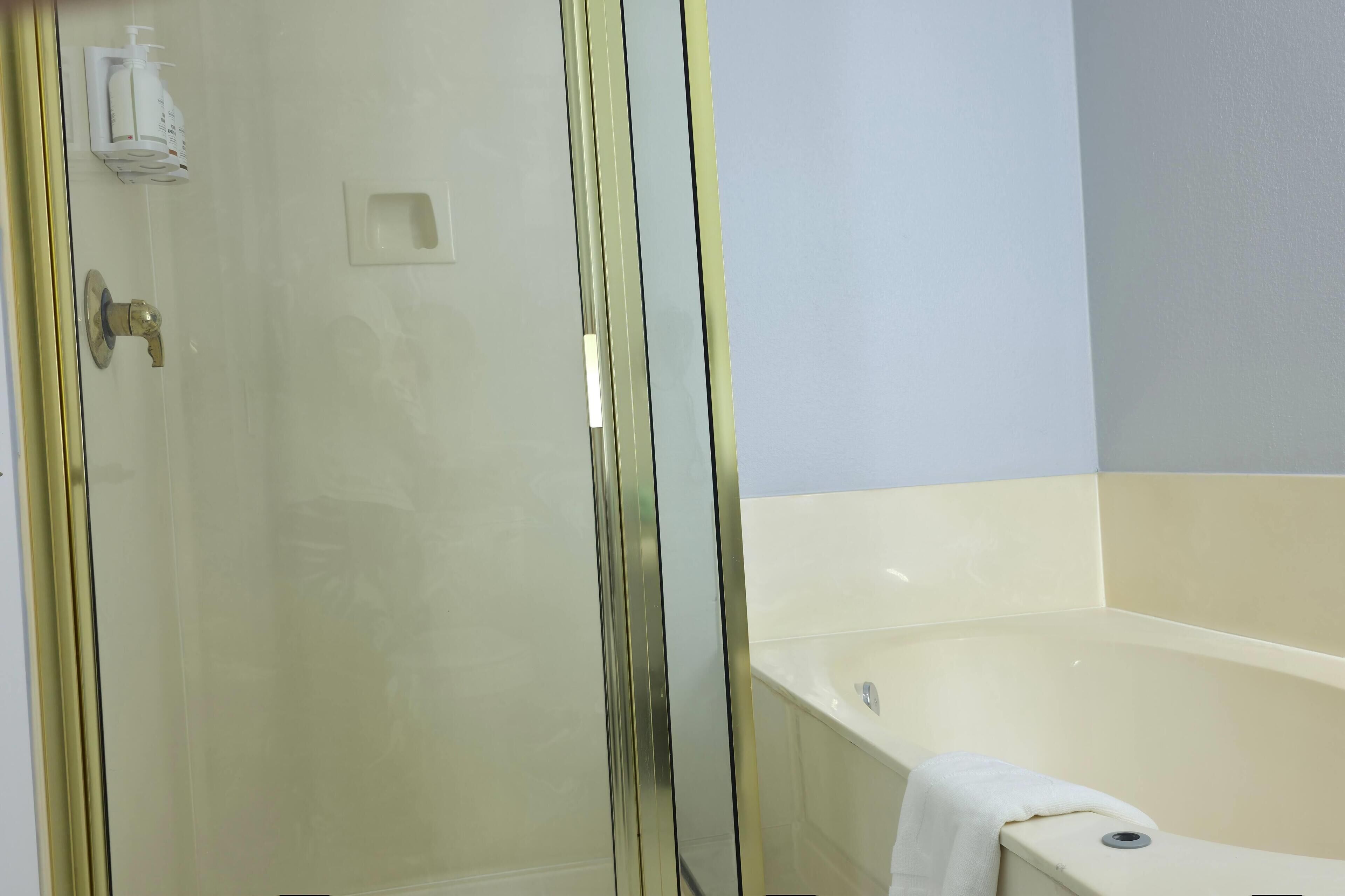 Quarto luxo, 1 cama King, para não fumantes | Banheiro | Chuveiro/banheira combinados, produtos de toalete grátis