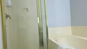 Quarto luxo, 1 cama King, para não fumantes | Banheiro | Chuveiro/banheira combinados, produtos de toalete grátis