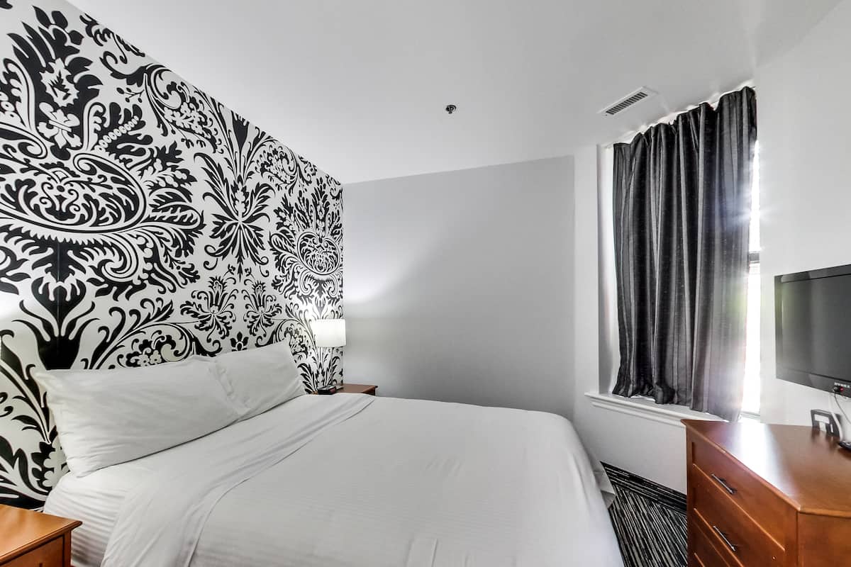 Standard Suite, 1 Queen Bed