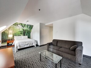 Deluxe Queen Suite with Sofabed  | Iron/ironing board, rollaway beds, free WiFi, bed sheets - Isabella Hotel and Suites (Toronto)