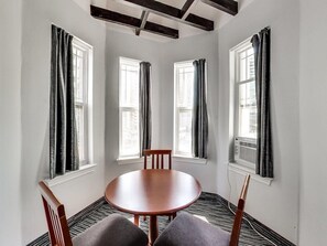 Dining - Isabella Hotel and Suites (Toronto)