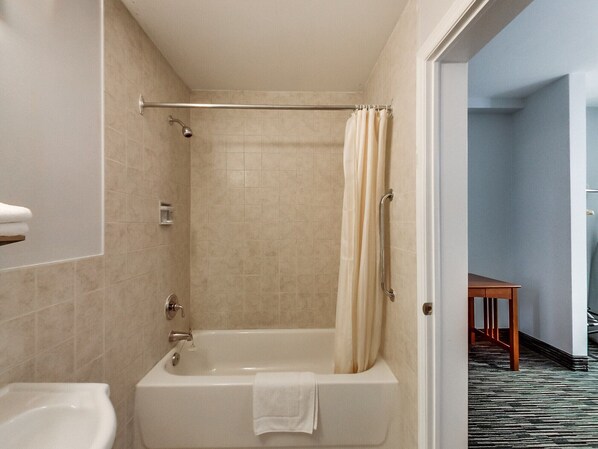 Un baño moderno con bañera, ducha e inodoro.