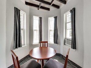 Deluxe Queen Suite with Sofabed  | Iron/ironing board, rollaway beds, free WiFi, bed sheets - Isabella Hotel and Suites (Toronto)