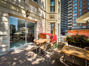 Outdoor dining - Isabella Hotel and Suites (Toronto)