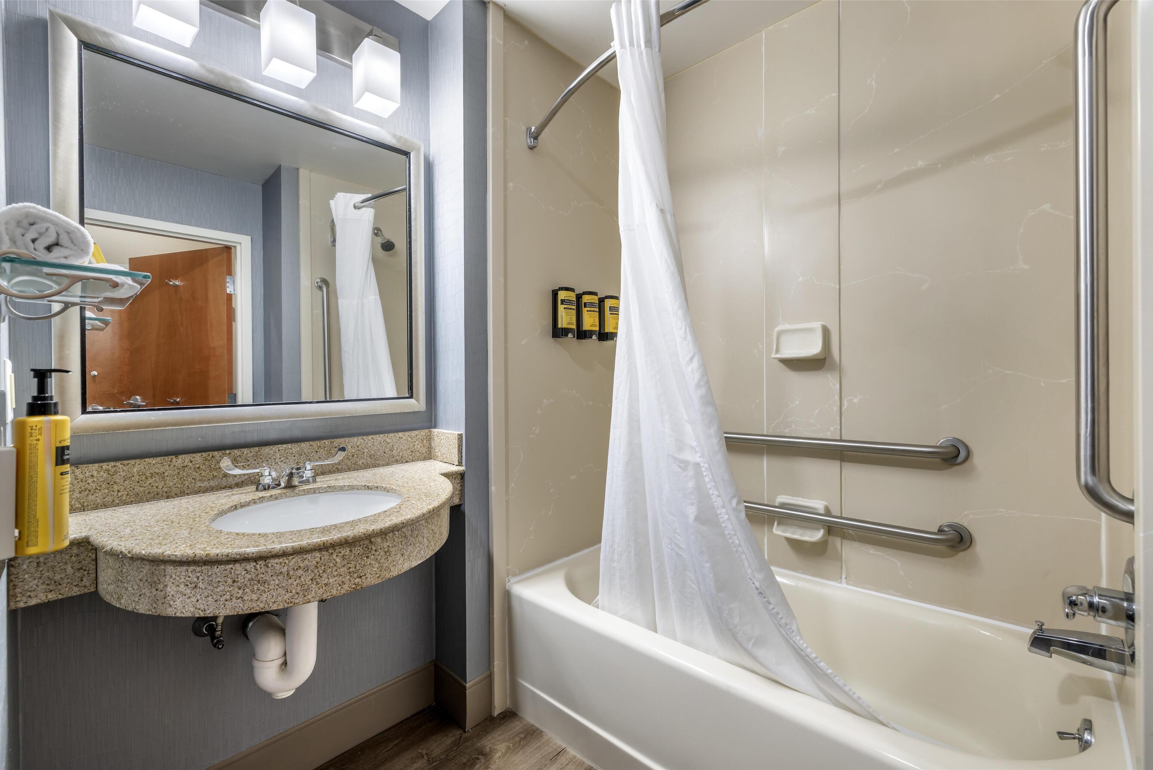 standard room, 1 king bed, accessible, non smoking (walk-in shower) | bathroom | combined shower/bathtub, free toiletries, hair dryer, towels