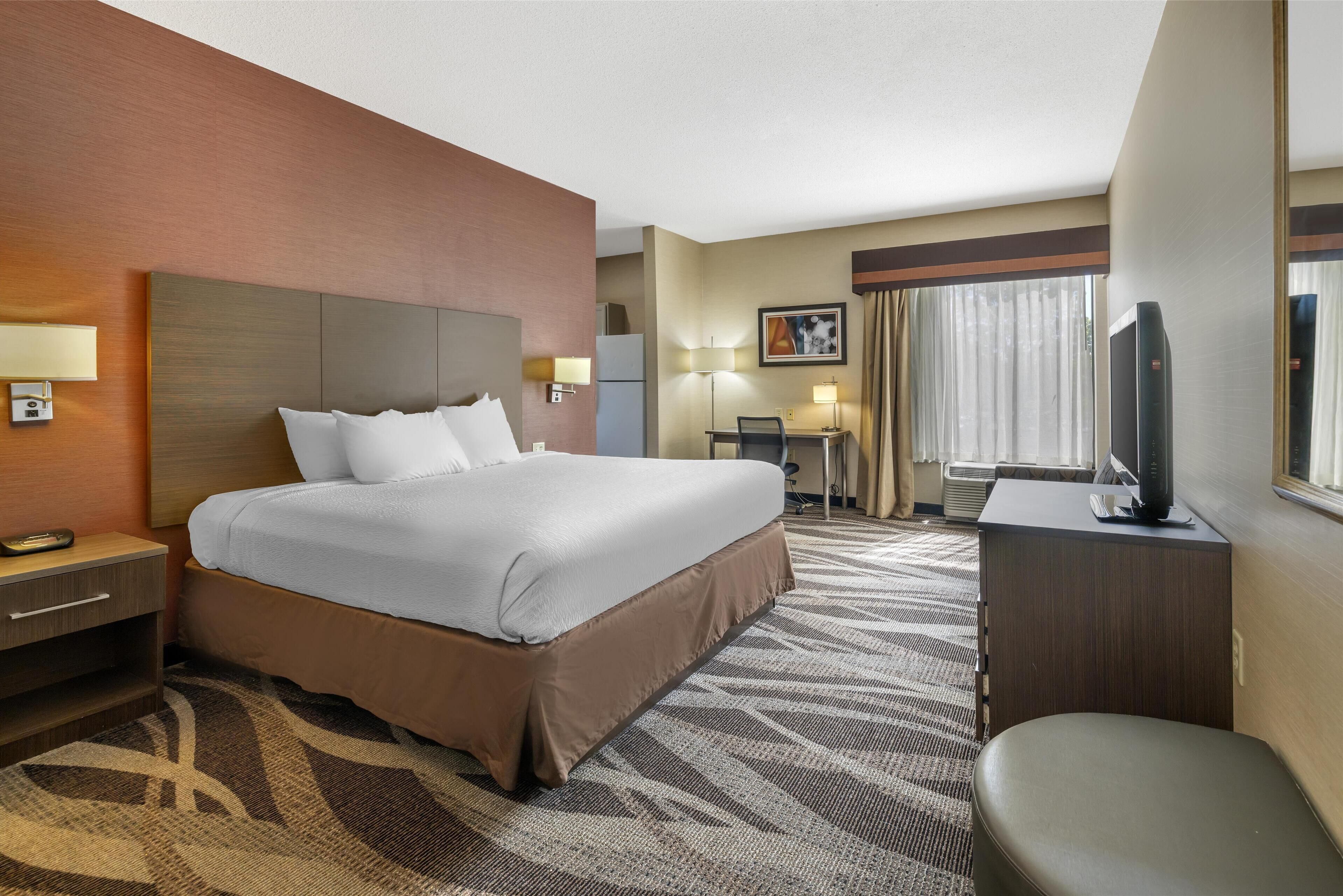 高級寝具、デスク、ノートパソコン用作業スペース、遮光カーテン