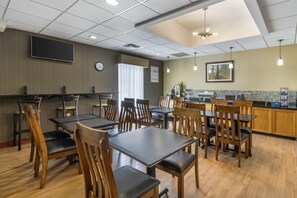 Free buffet breakfast  - Best Western Plus University Inn (Olean)