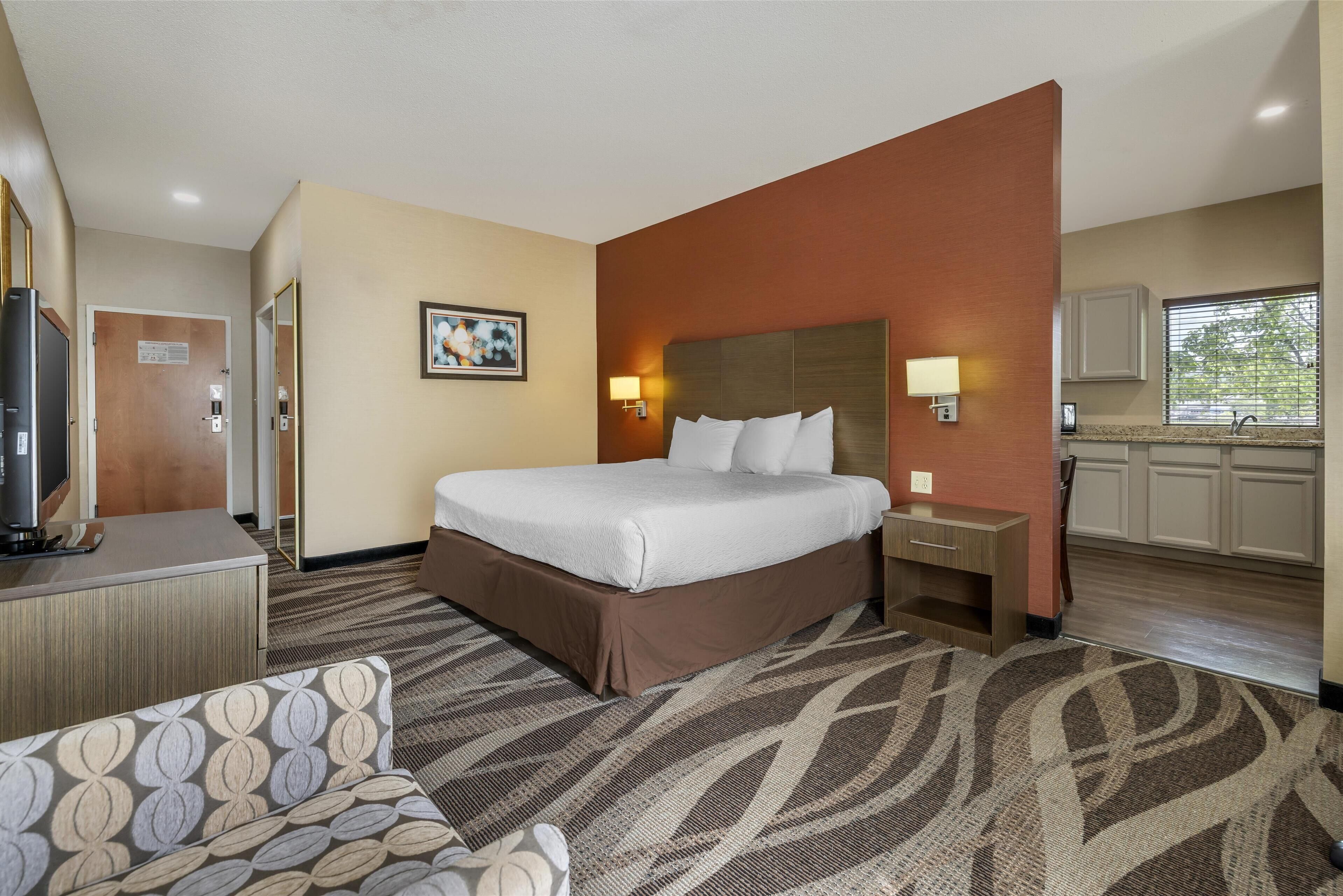 고급 침구, 책상, 노트북 작업 공간, 암막 커튼