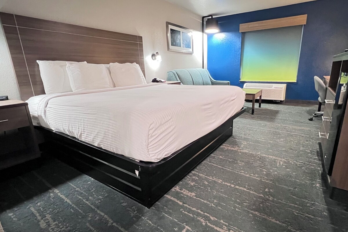 Egyptian cotton sheets, premium bedding, in-room safe, desk