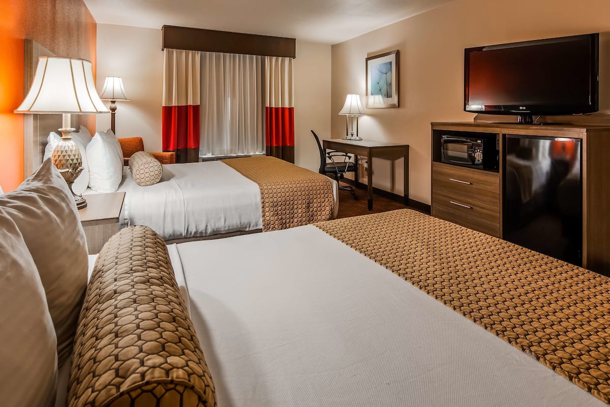 standard room, 2 queen beds, non smoking, microwave | egyptian cotton sheets, premium bedding, in-room safe, desk
