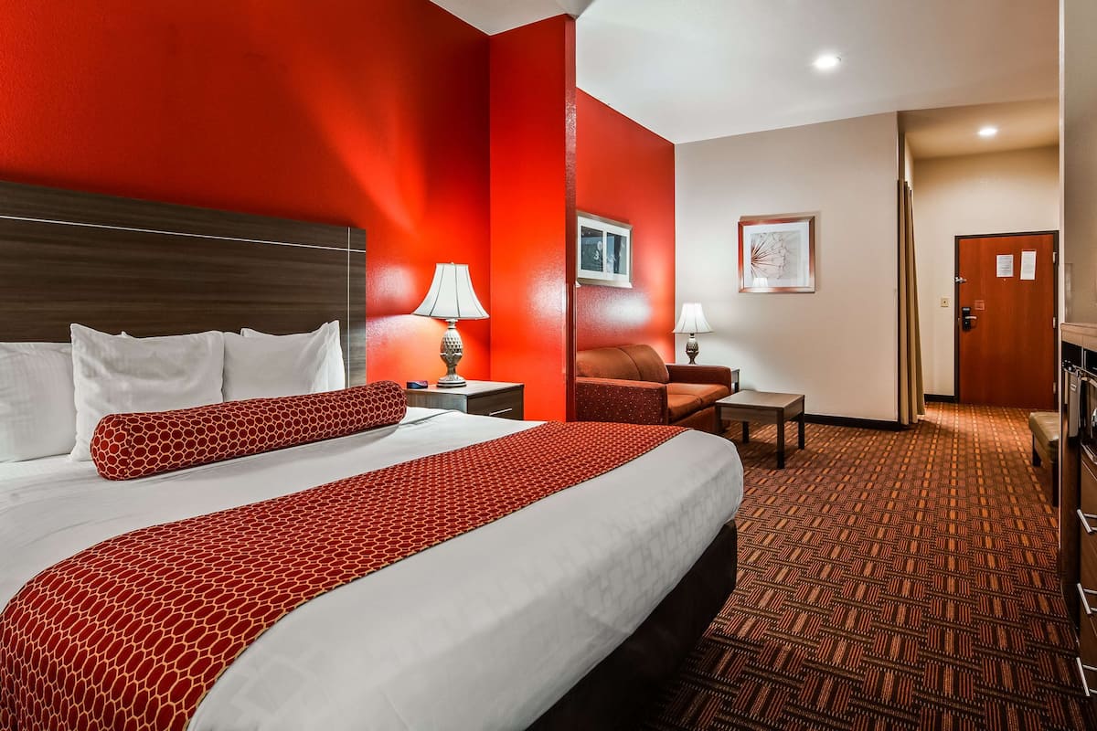 business suite, 1 king bed, non smoking | egyptian cotton sheets, premium bedding, in-room safe, desk