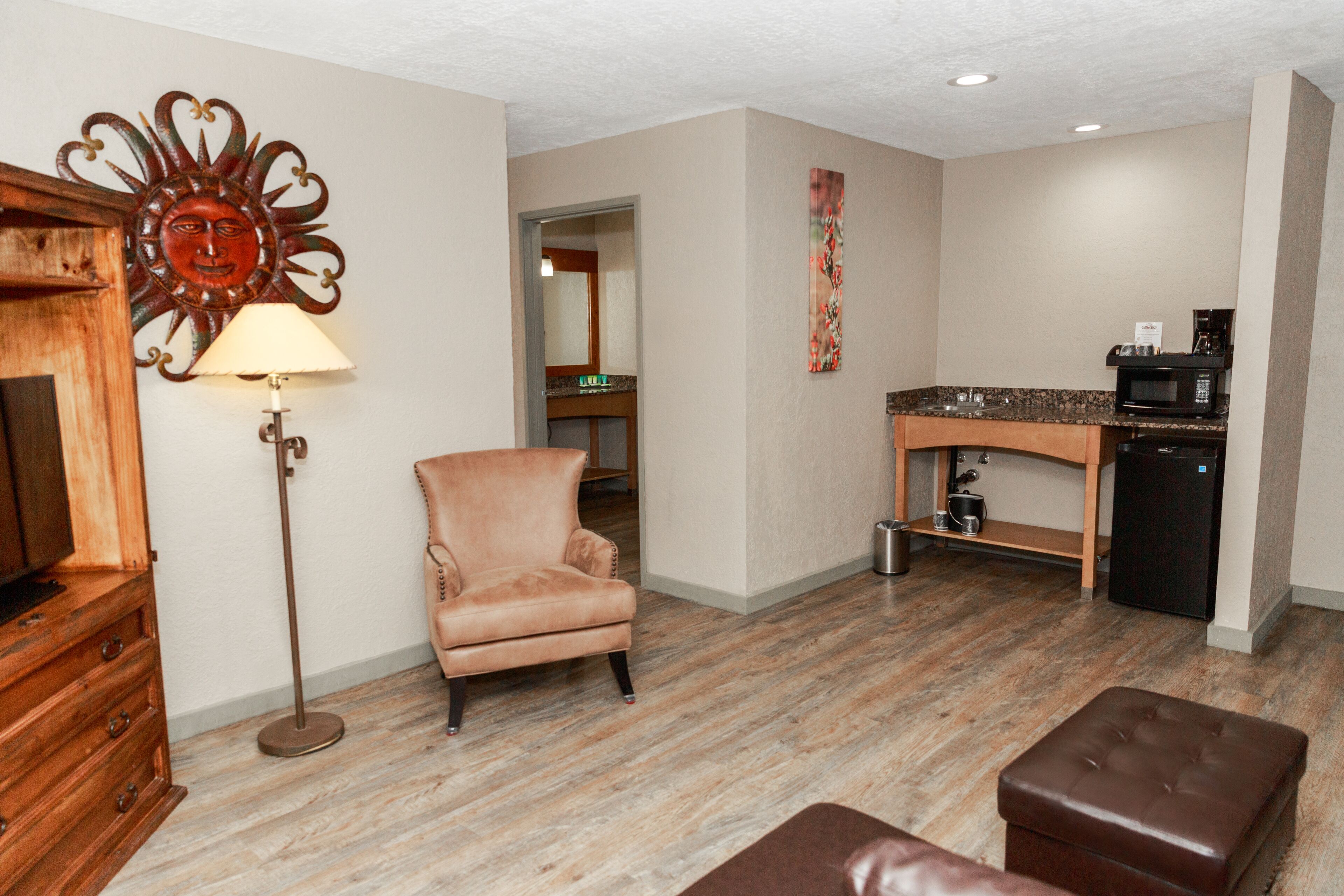 executive suite, 1 king bed, jetted tub | living area | flat-screen tv