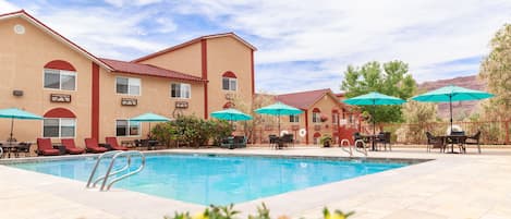 Außenpool (je nach Saison geöffnet), beheizter Pool, Sonnenschirme