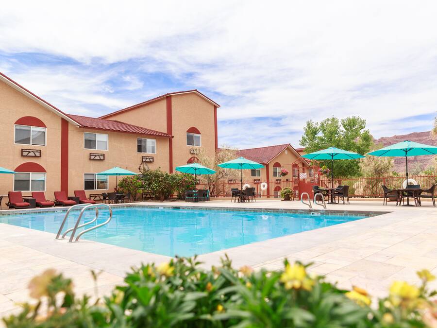 Piscina stagionale all'aperto, una piscina riscaldata