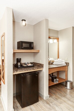 Family Suite, Multiple Beds, Refrigerator & Microwave | Room amenity - Aarchway Inn (Moab)