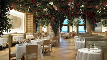 4 restaurants; lunch and dinner served