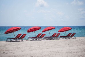 On the beach, white sand, sun loungers, beach umbrellas - Acqualina Resort & Residences On The Beach (Sunny Isles Beach)
