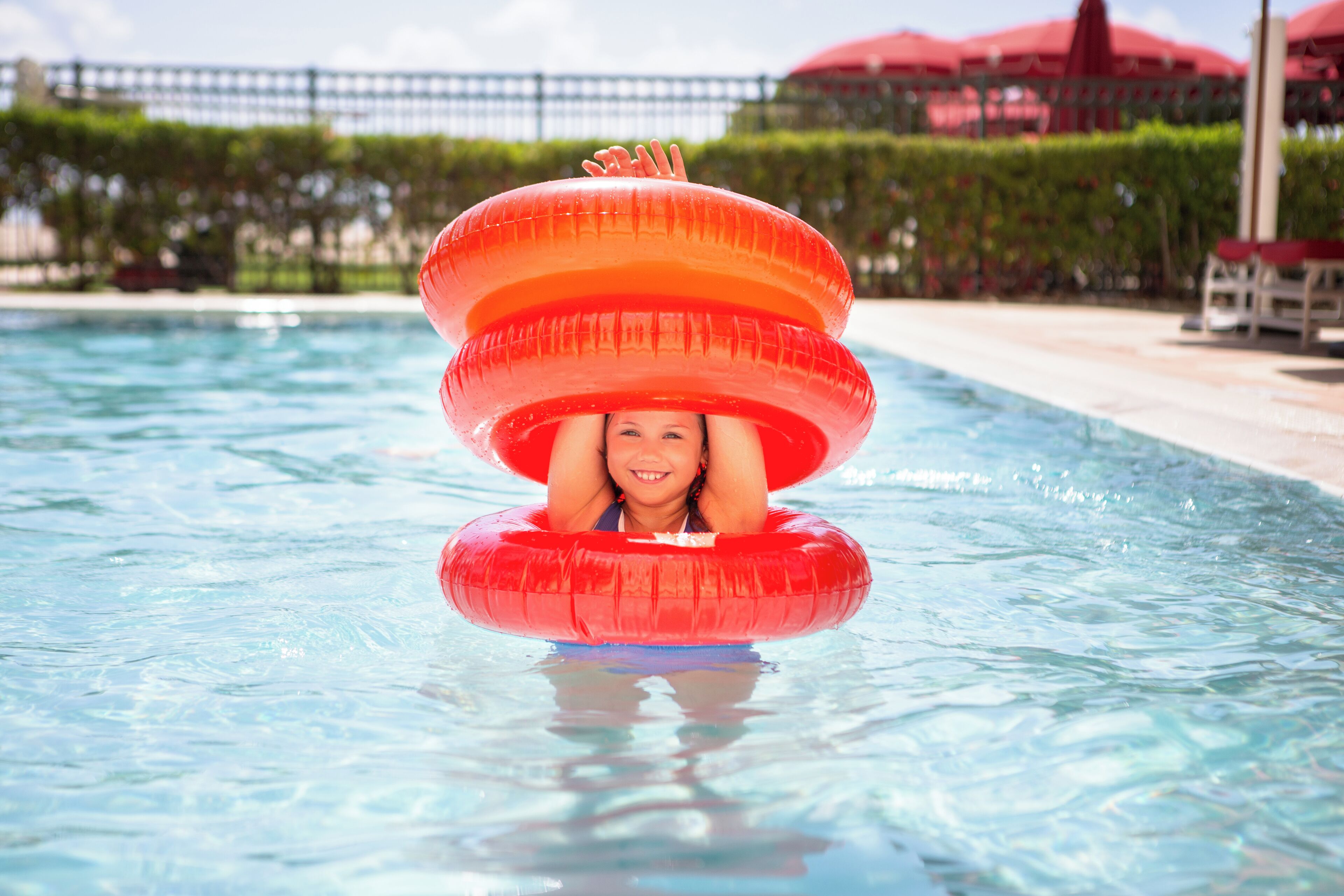 3 piscinas externas, barracas, guarda-sóis