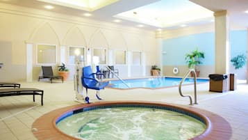 Un hall de hotel con piscina, zona de estar y bañera de hidromasaje.