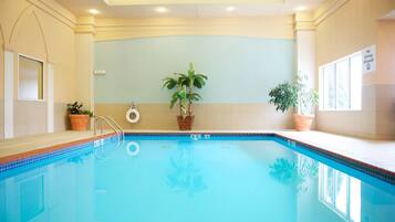 Indoor pool, sun loungers