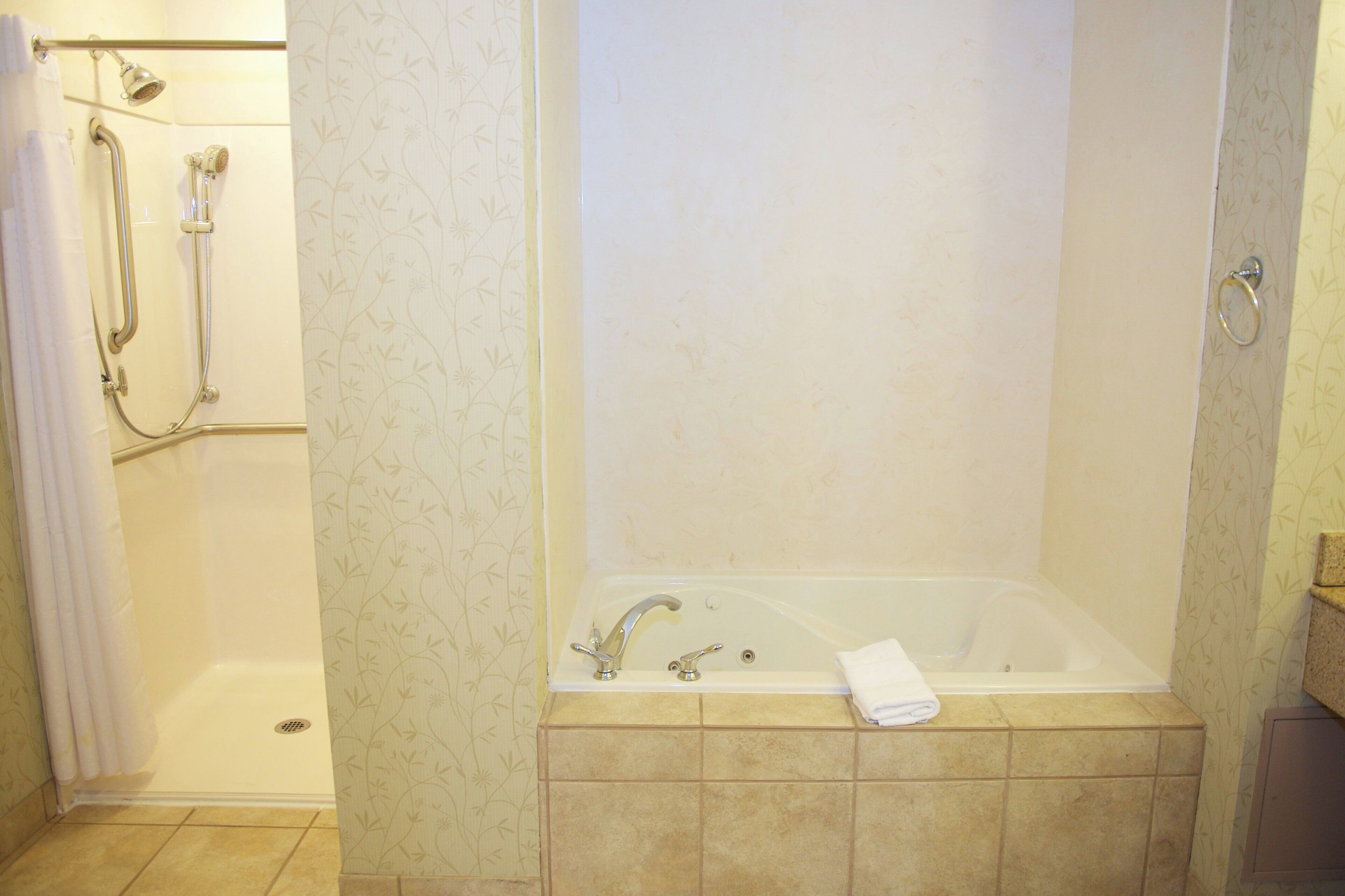 Un baño con cabina de ducha, bañera y retrete.