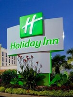 Un letrero de Holiday Inn con un logotipo verde y el nombre en blanco.