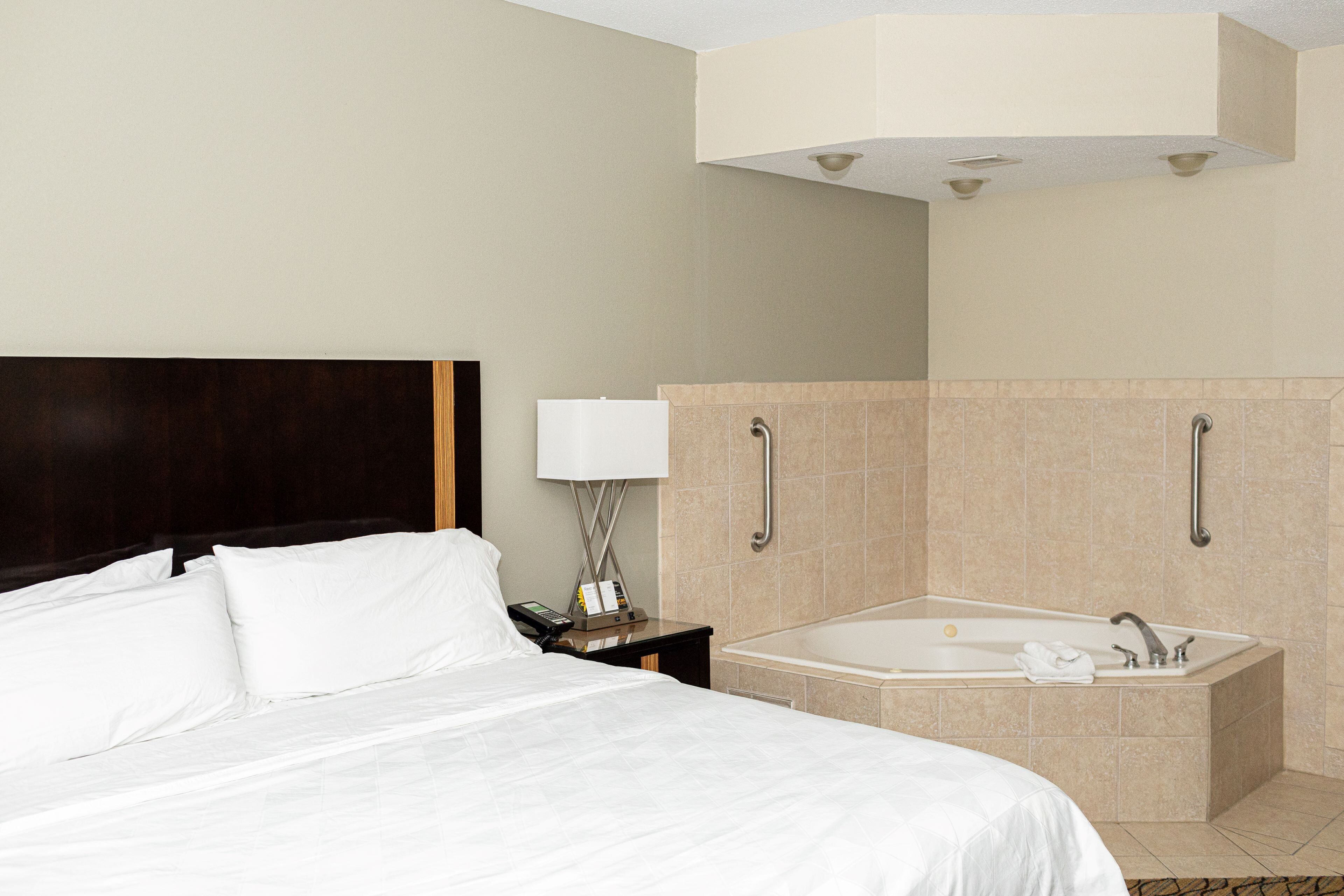 standard room, 1 king bed, jetted tub | in-room safe, desk, soundproofing, iron/ironing board