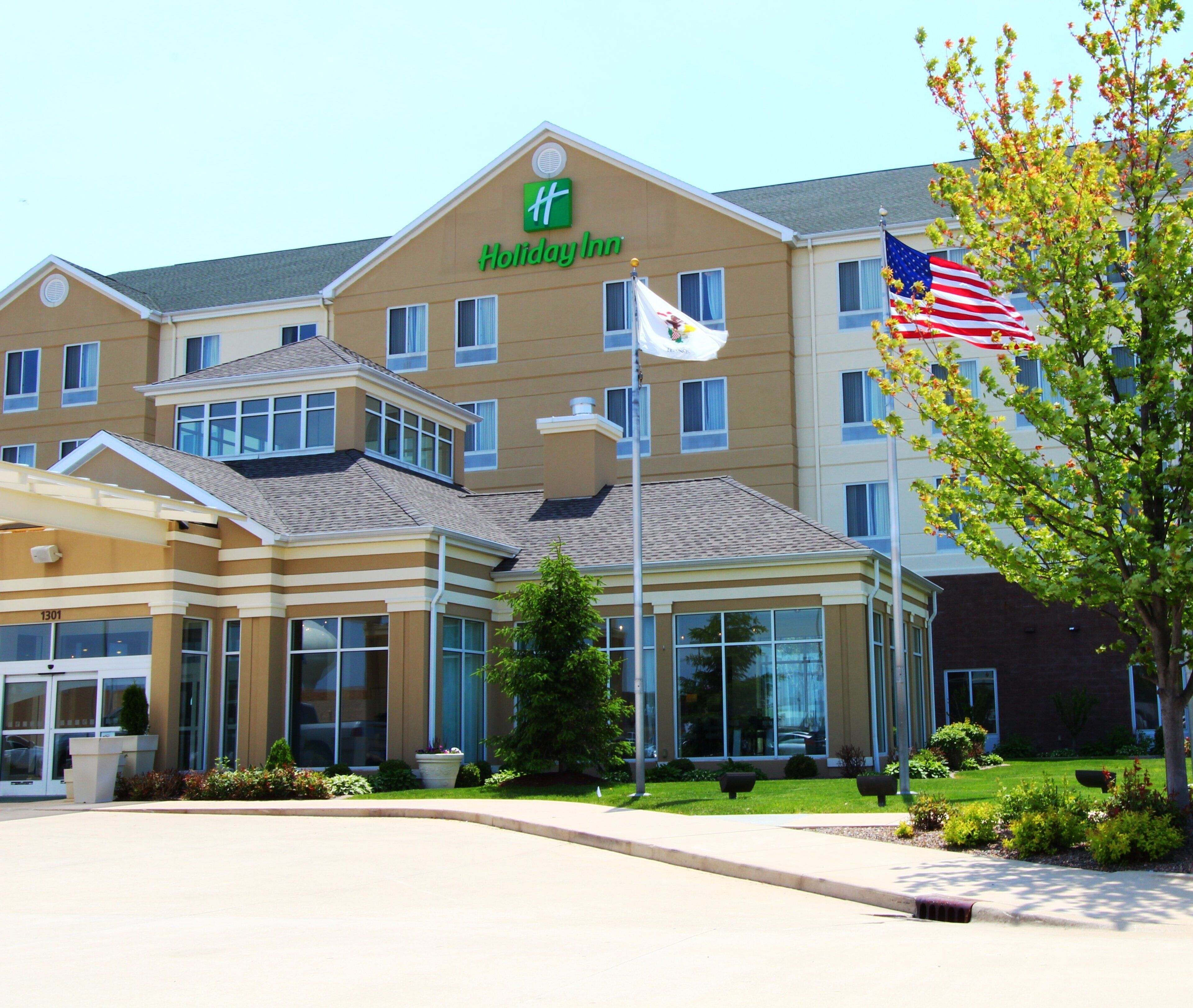 Hotel com placa visível, várias janelas e mastro com a bandeira americana.