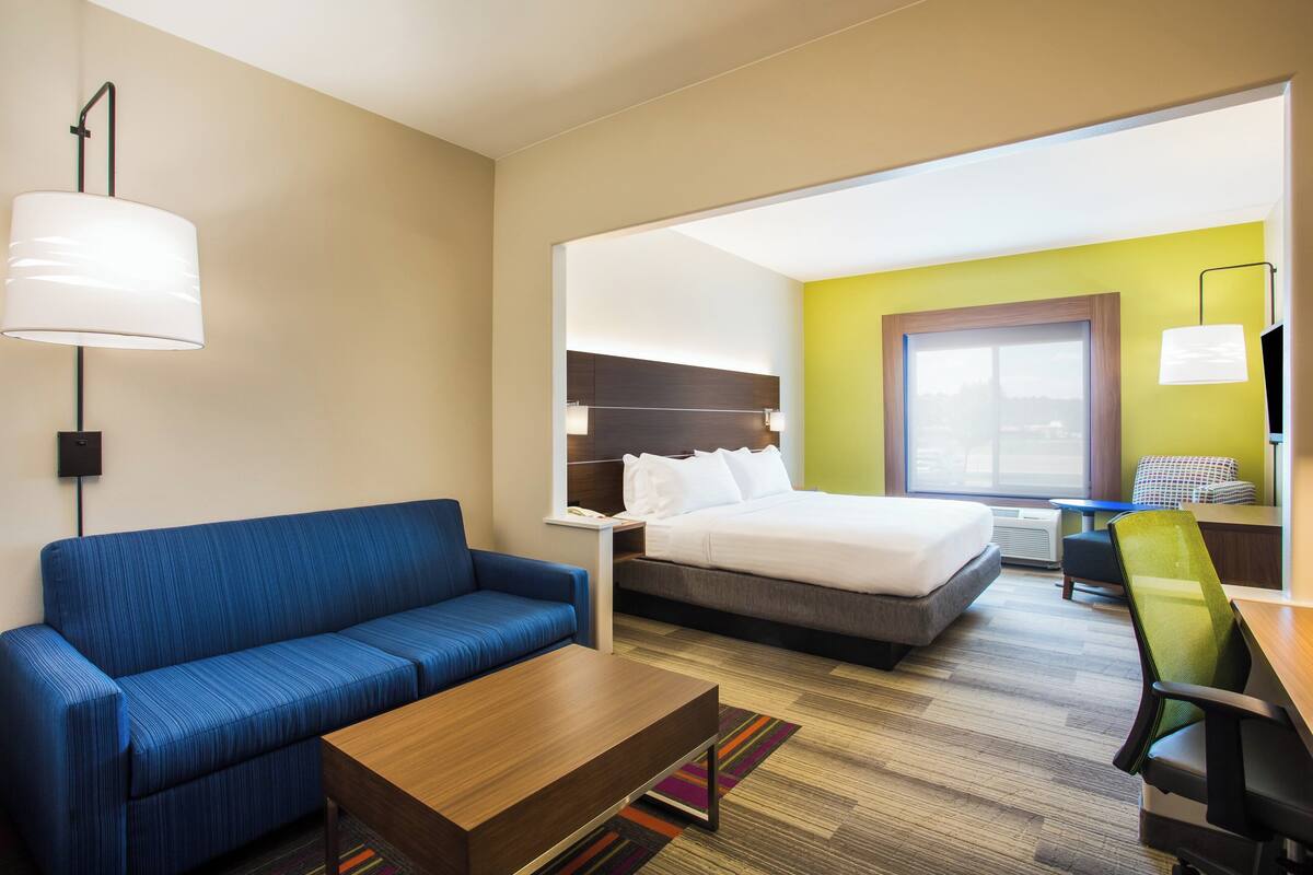 Suite, 1 King Bed | Desk, iron/ironing board, free cots/infant beds, rollaway beds