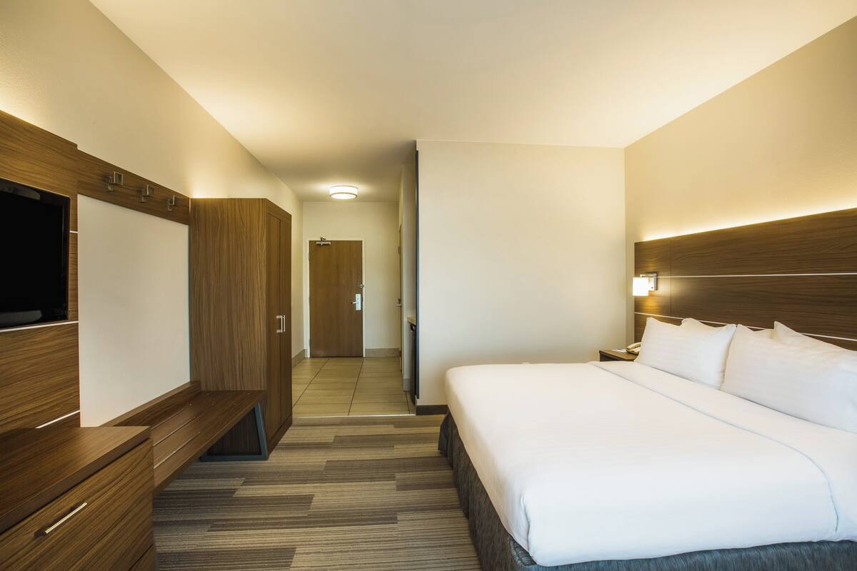 Standard Room, 1 King Bed, Accessible (Roll-In Shower) | Desk, iron/ironing board, free cots/infant beds, rollaway beds