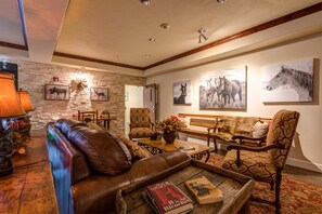 Lobby lounge - Grand River Hotel (Parachute)