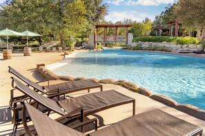 Piscine couverte, piscine extérieure, chaises longues