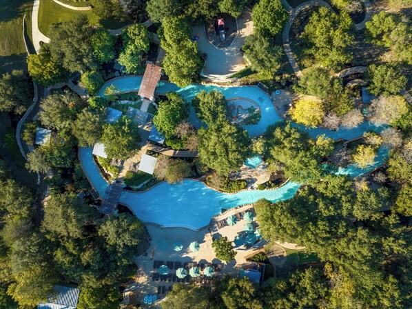 Piscine couverte, piscine extérieure, chaises longues