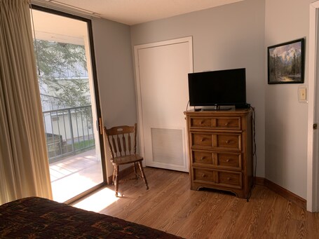 Oak Square Rentals - Image 4