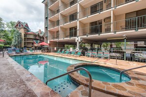 Indoor pool, seasonal outdoor pool, sun loungers - Oak Square Rentals (Gatlinburg)