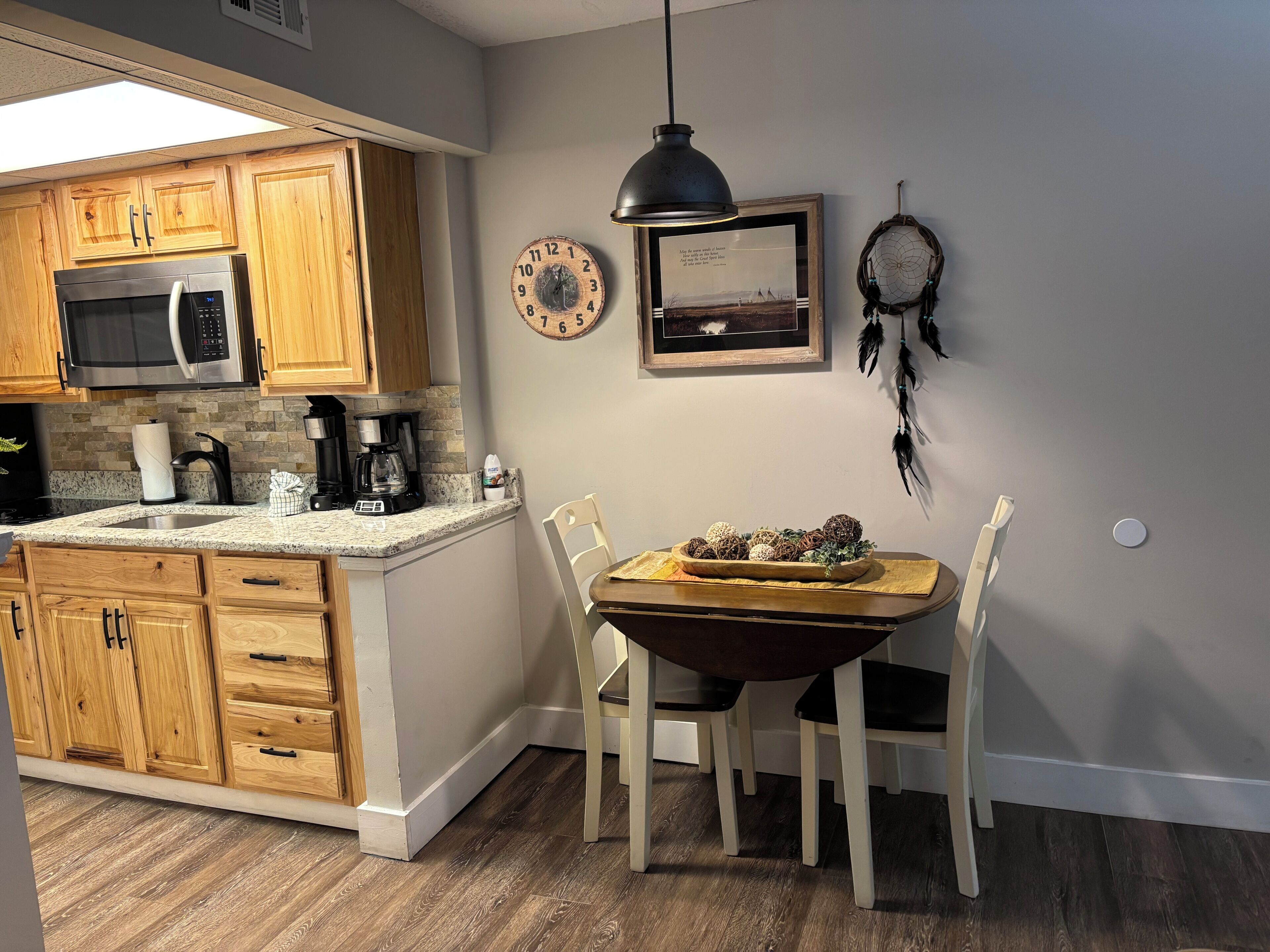 Condo, 1 quarto (106) | Cozinha privada | Geladeira, micro-ondas, cooktop, cafeteira/chaleira