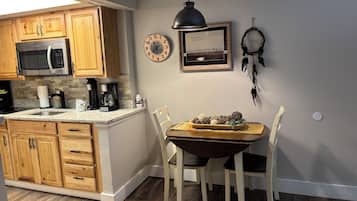 Condo, 1 quarto (106) | Cozinha privada | Geladeira, micro-ondas, cooktop, cafeteira/chaleira