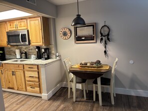Condo, 1 Bedroom (106) | Private kitchen | Fridge, microwave, stovetop, coffee/tea maker - Oak Square Rentals (Gatlinburg)