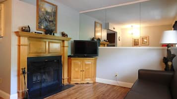 Condo, 1 Bedroom (102) | Living area