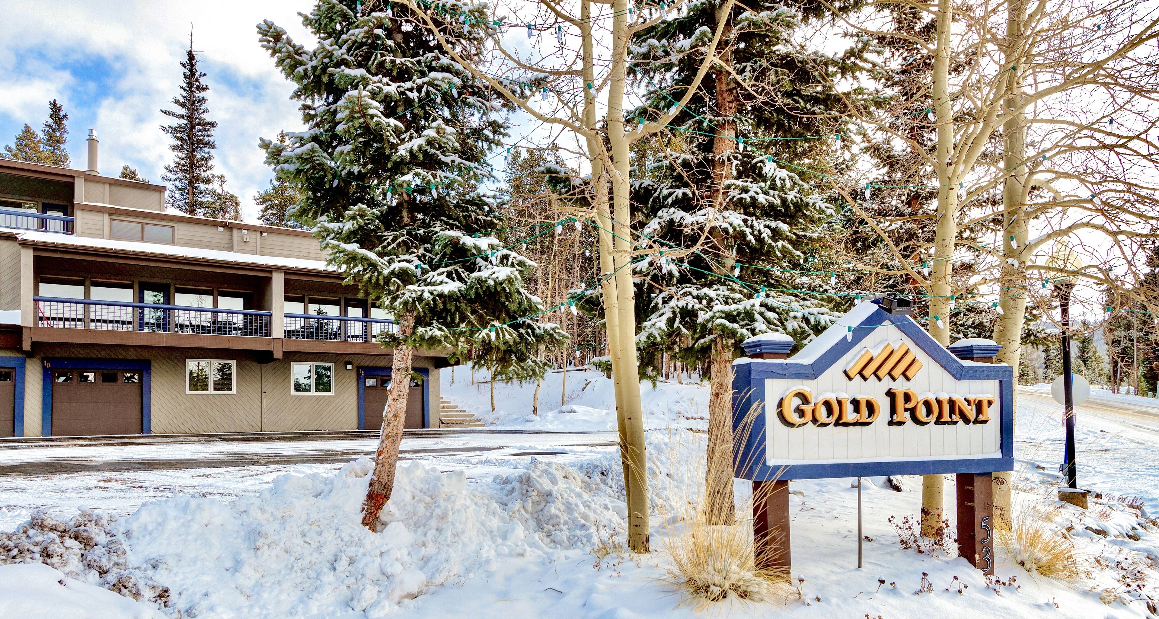 Une enseigne indiquant « Gold Point », avec un bâtiment en arrière-plan.