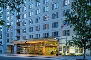 A multi-story hotel with a glass entrance and a flag on the corner. - Residence Inn by Marriott Washington, DC National Mall (Washington)