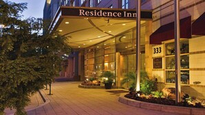 A hotel entrance with a covered walkway, American flags, and a number "333" sign. - Residence Inn by Marriott Washington, DC National Mall (Washington)