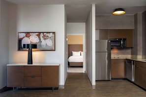 A modern hotel room with a kitchenette, a bed, and a hallway leading to another room. - Residence Inn by Marriott Washington, DC National Mall (Washington)