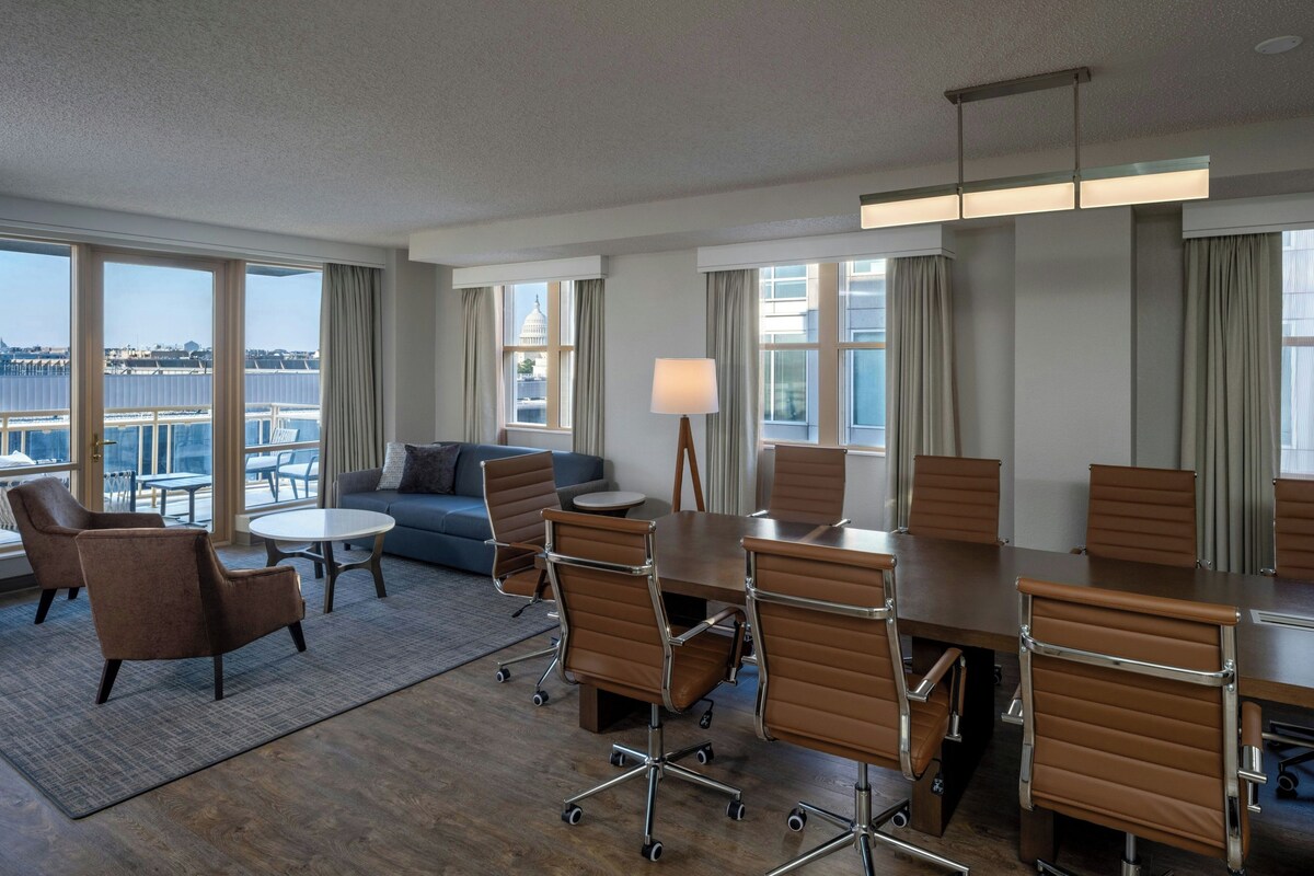 Executive Suite, 1 Bedroom | In-room safe, desk, laptop workspace, blackout drapes