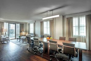 In-room safe, desk, laptop workspace, blackout curtains - Residence Inn by Marriott Washington, DC National Mall (Washington)