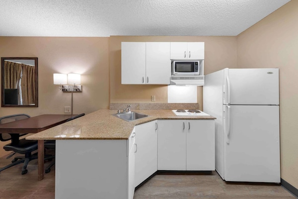 Coffee/tea maker, fridge, microwave, stovetop