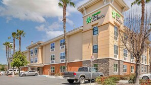 Un hotel con un letrero que dice 'Extended Stay America' y un cartel que indica zona de acceso restringido por incendio.