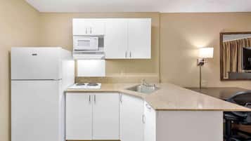 Monolocale, 1 letto queen, non fumatori | Cucina privata | Frigorifero, microonde, piano cottura, macchina per tè/caffè