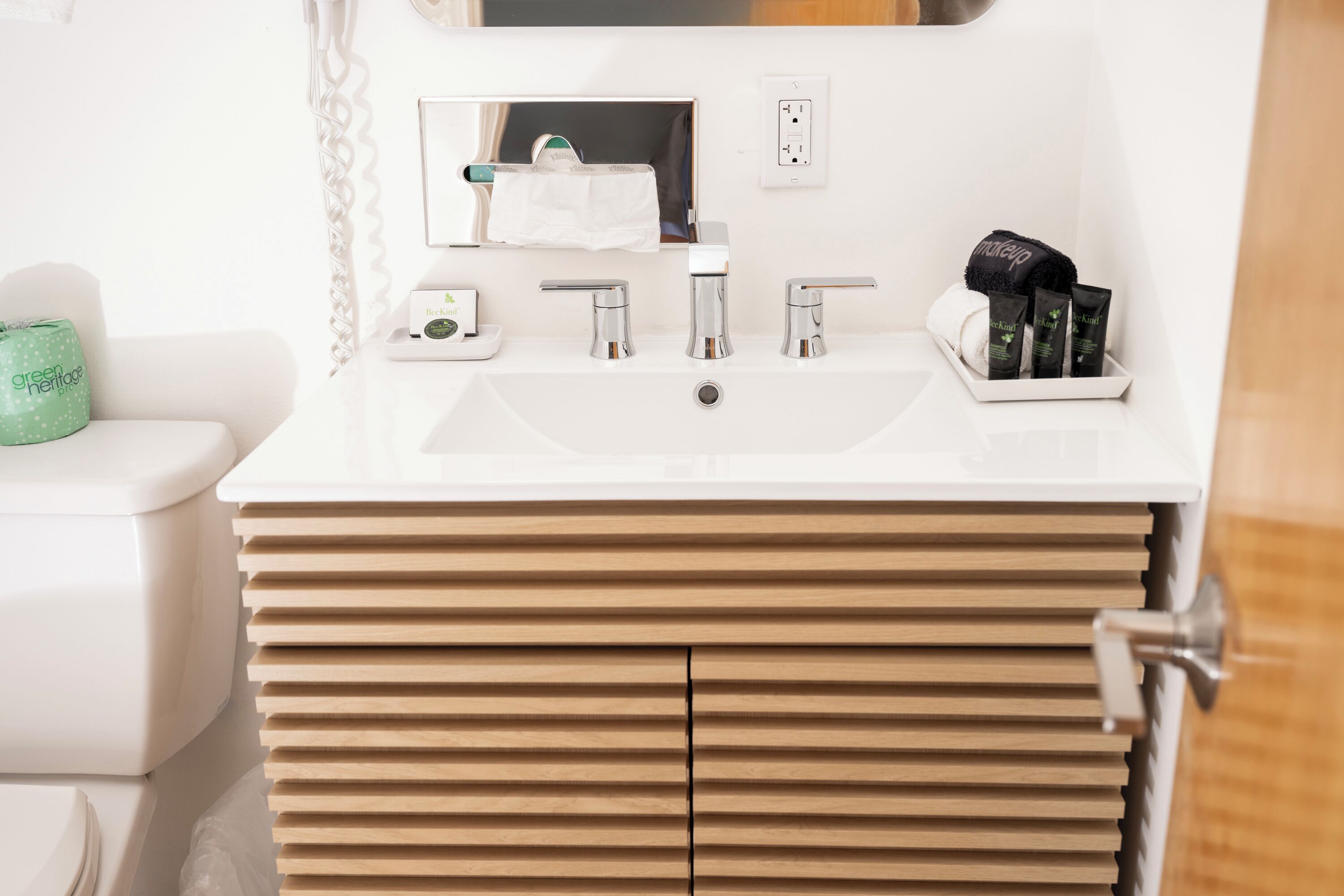 Bañera con ducha, artículos de tocador de diseñador, secador de pelo